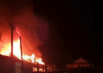 Zjarr i madh në kalanë e Elbasanit, rrezikohen banesat afër saj