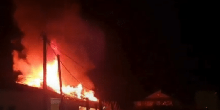 Zjarr i madh në kalanë e Elbasanit, rrezikohen banesat afër saj