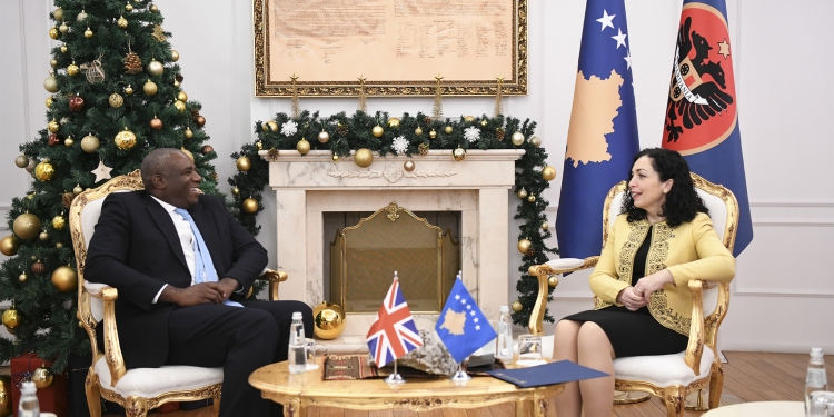 Kryediplomati britanik vjen nesër në Kosovë, do të pritet në takim nga presidentja Osmani