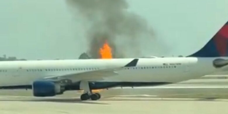 Pak para nisjes nga aeroporti i Orlandos, motori i aeroplanit përfshihet nga zjarri – evakuohen 200 pasagjerë