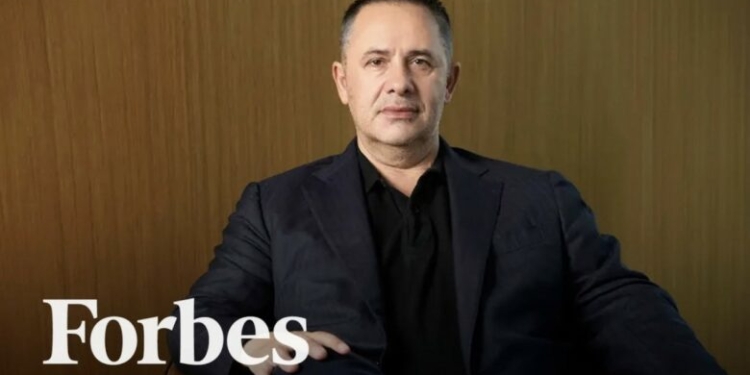 Dikur refugjat në Austri, tani miliarderi i parë i Shqipërisë – rrëfimi i Samir Manes