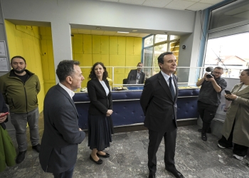 Kurti vizitoi zyrën e Postës së Kosovës në Zveçan, përgëzon postën për kalimin nga humbjet në fitim