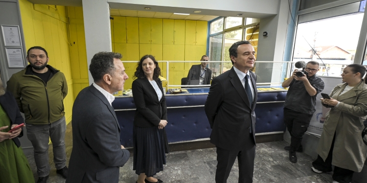 Kurti vizitoi zyrën e Postës së Kosovës në Zveçan, përgëzon postën për kalimin nga humbjet në fitim