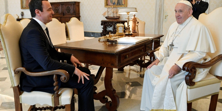 Kurti shprehu ngushëllime për vdekjen e Papa Françeskut: Shembull i besimit të qëndrueshëm