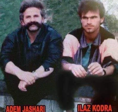 ‘‘Nga ai moment e njoh me armë në dorë’’, vëllai i Ilaz Kodrës tregon për foton me Adem Jasharin: Është bërë në Tiranë