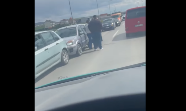 Aksident i rëndë në magjistralen Vushtrri-Mitrovicë, përfshihen tri vetura