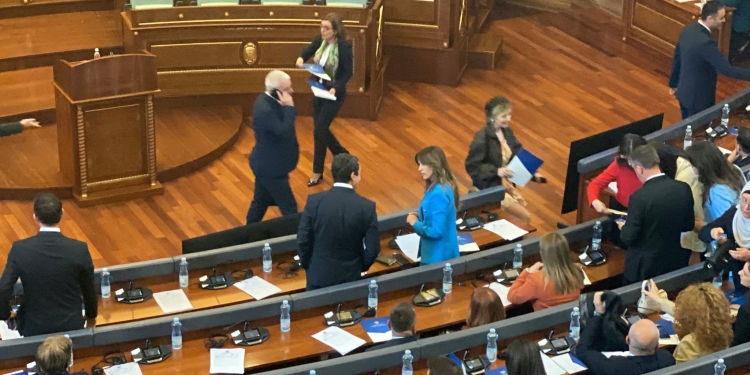 Kryeministri Kurti në seancën konstituive, ende s’dihet se a i ka votat për formimin e Qeverisë