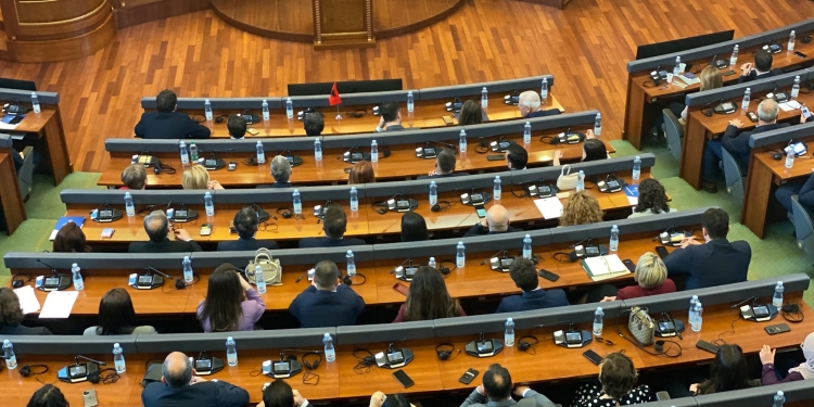 Fillon vazhdimi i seancës konstituive