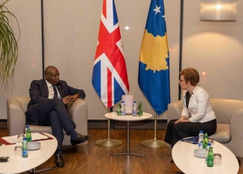 Sekretari i Jashtëm britanik mbërrin në Kosovë