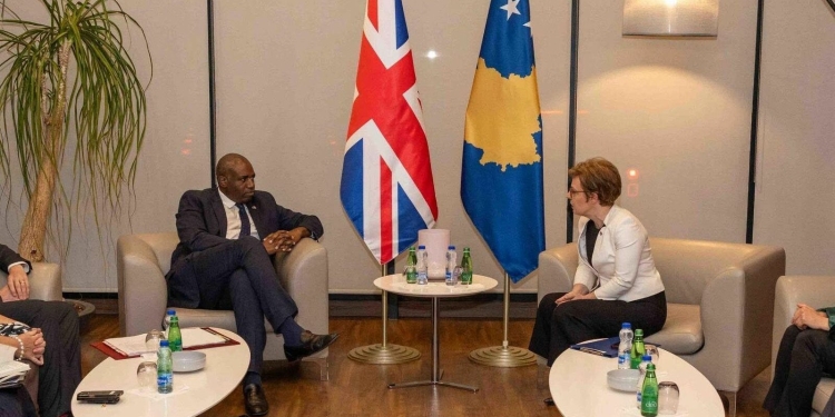 Sekretari i Jashtëm britanik mbërrin në Kosovë