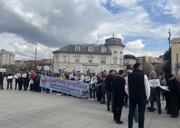 “Shteti hesht, qytetarët s’ndalen”, “Tarifat e reja, padrejtësi e re”, protestë kundër shtrenjtimit të energjisë elektrike