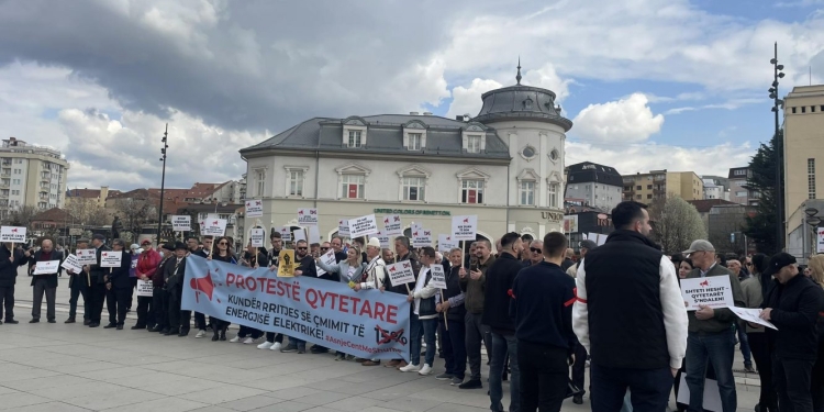 “Shteti hesht, qytetarët s’ndalen”, “Tarifat e reja, padrejtësi e re”, protestë kundër shtrenjtimit të energjisë elektrike