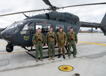 Komandanti i KFOR-it patrullon me helikopter hungarez përgjatë kufirit Kosovë-Serbi