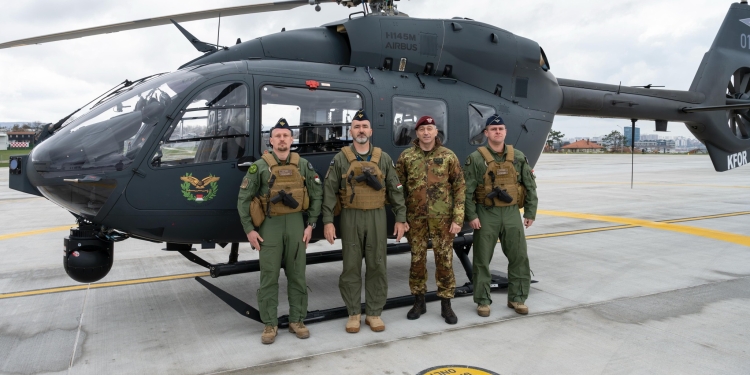 Komandanti i KFOR-it patrullon me helikopter hungarez përgjatë kufirit Kosovë-Serbi