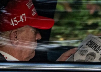 Trump kapet duke lexuar pasojat e tarifave