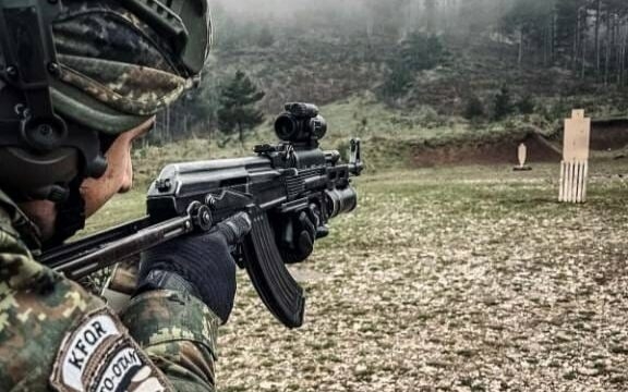 Ushtarë bullgarë të KFOR-it ushtrojnë në poligon për ta përmirësuar “aftësinë e qitjes” dhe që të jenë në gatishmëri, thotë misioni i NATO-s