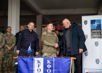 Ushtarët amerikanë dhurojnë kompresor ajri për departamentin e zjarrit në Viti