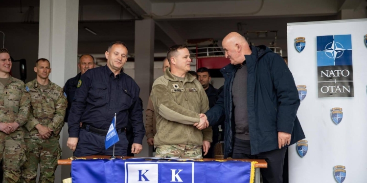 Ushtarët amerikanë dhurojnë kompresor ajri për departamentin e zjarrit në Viti