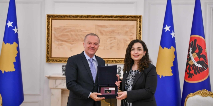Osmani pret në takim lamtumirës ambasadorin De Riu
