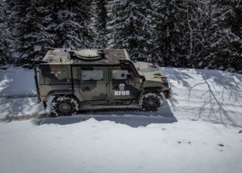 KFOR-i italian patrullon përgjatë vijës kufitare në veri të Istogut