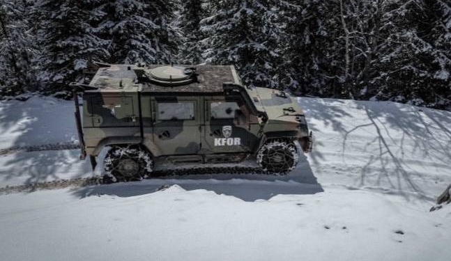 KFOR-i italian patrullon përgjatë vijës kufitare në veri të Istogut
