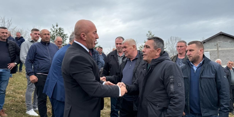 Haradinaj i jep lamtumirën e fundit nënës së bashkëluftëtarit Maliq Ndreca