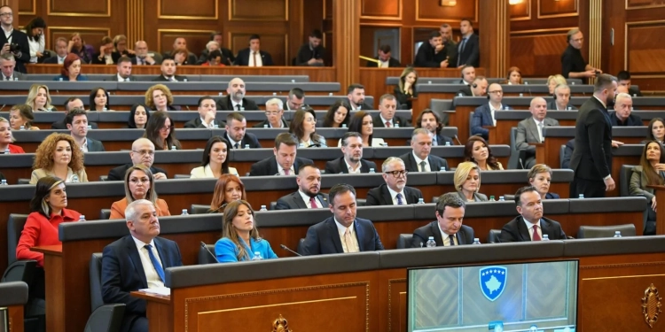 Ndërprerja e seancës konstituive, Kuvendi del me njoftim