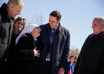 Abdixhiku me familjarët e martirëve të Kosharës: Të arrish përjetësinë në altarin e lirisë është bekim