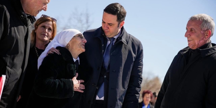 Abdixhiku me familjarët e martirëve të Kosharës: Të arrish përjetësinë në altarin e lirisë është bekim