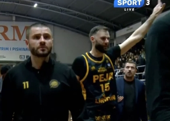 Tension në Suharekë, një karrige u hodh në drejtim të lojtarëve të Pejës