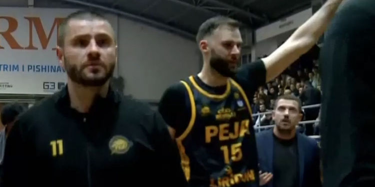 Tension në Suharekë, një karrige u hodh në drejtim të lojtarëve të Pejës