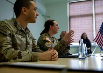 Juristë të ushtrisë amerikane në KFOR mbajnë ligjëratë për studentët në Mitrovicë