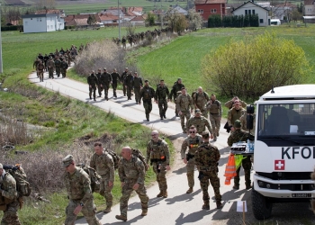 Mbi 800 ushtarë marrin pjesë në marshimin DANCON në Kosovë të organizuar nga KFOR-i