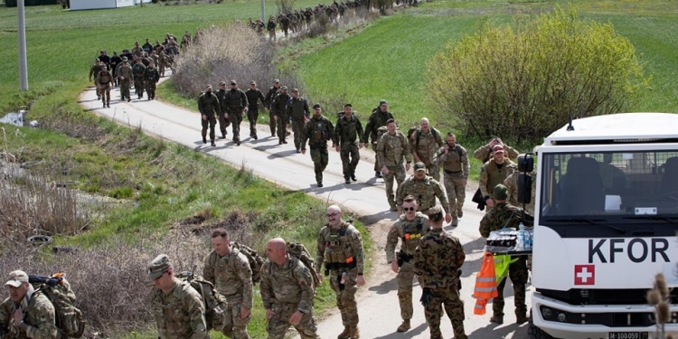 Mbi 800 ushtarë marrin pjesë në marshimin DANCON në Kosovë të organizuar nga KFOR-i