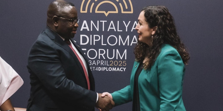 Osmani takohet me Presidentin e Sierra Leones në Antalya, diskutuan për forcimin e marrëdhënieve bilaterale