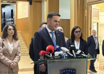 Abdixhiku: Nuk mund të jesh edhe deputet, edhe kryeministër – Jepni dorëheqje, ejani në seancë dhe çështja zgjidhet menjëherë