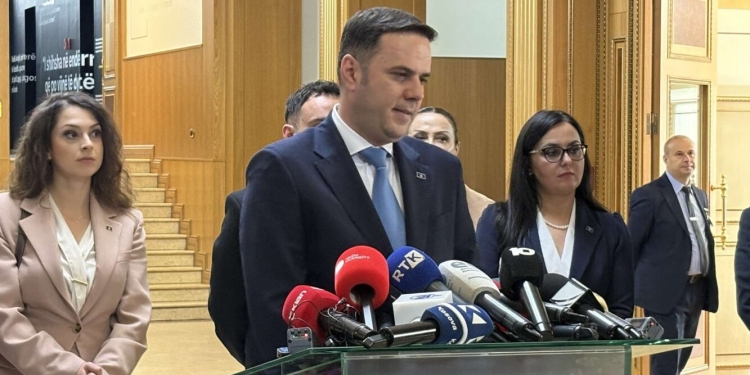 Abdixhiku: Nuk mund të jesh edhe deputet, edhe kryeministër – Jepni dorëheqje, ejani në seancë dhe çështja zgjidhet menjëherë