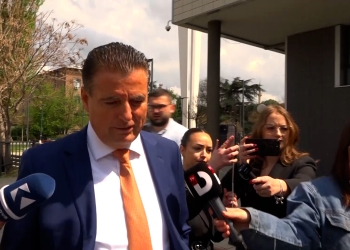 “Më ka nderu, e nderova”, Agim Bahtiri flet për shishen e qumshtin që ia dhuroi Paris Gurit