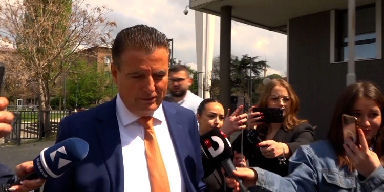 “Më ka nderu, e nderova”, Agim Bahtiri flet për shishen e qumshtin që ia dhuroi Paris Gurit