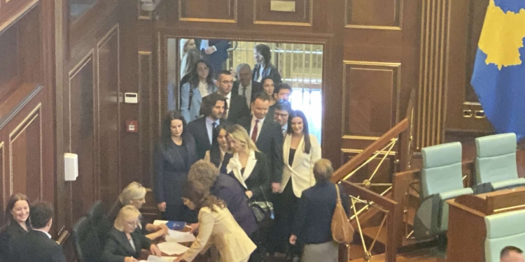 Deputetët e Lëvizjes Vetëvendosjes në Kuvend për seancën konstituive