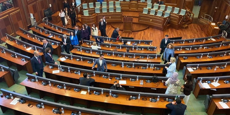 Deputetët e VV-së kthehen në seancë