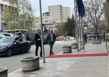 U shtrua tepihu i kuq, deputetët po arrijnë në Kuvend