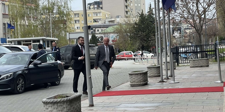 U shtrua tepihu i kuq, deputetët po arrijnë në Kuvend