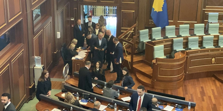 Lista Serbe arrin në Kuvend