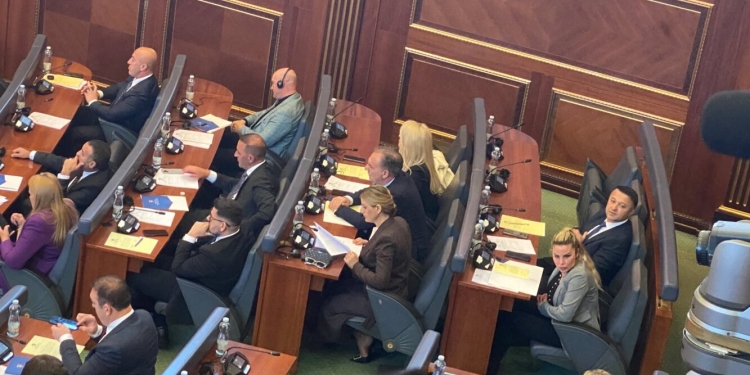 Raportohet se ka marrëveshje LVV – Nisma, Limaj propozohet për kryeparlamentar