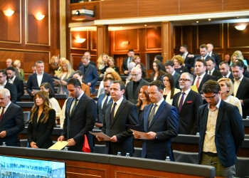 Albulena Haxhiu s’i mori votat për kryeparlamentare, çka pritet të ndodhë nesër në Kuvend?