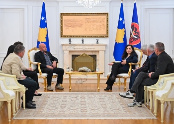 Presidentja Osmani takon familjarët e viktimave të Masakrës së Poklekut: Drejtësia duhet të vijë për çdo viktimë