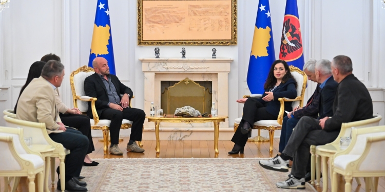 Presidentja Osmani takon familjarët e viktimave të Masakrës së Poklekut: Drejtësia duhet të vijë për çdo viktimë