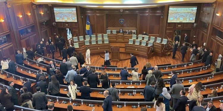 Seanca dështon sërish, deputetët nuk e votojnë Albulena Haxhiun