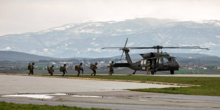 Ushtarët e KFOR-it vazhdojnë stërvitjet me helikopterë
